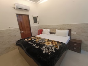 Premium bedding, desk, laptop workspace, soundproofing - Hotel Krishnam Palace (Vrindavan)
