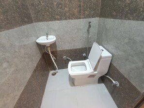 Shower, rainfall showerhead, bidet, towels - Hotel Krishnam Palace (Vrindavan)