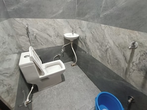 Shower, rainfall showerhead, bidet, towels - Hotel Krishnam Palace (Vrindavan)