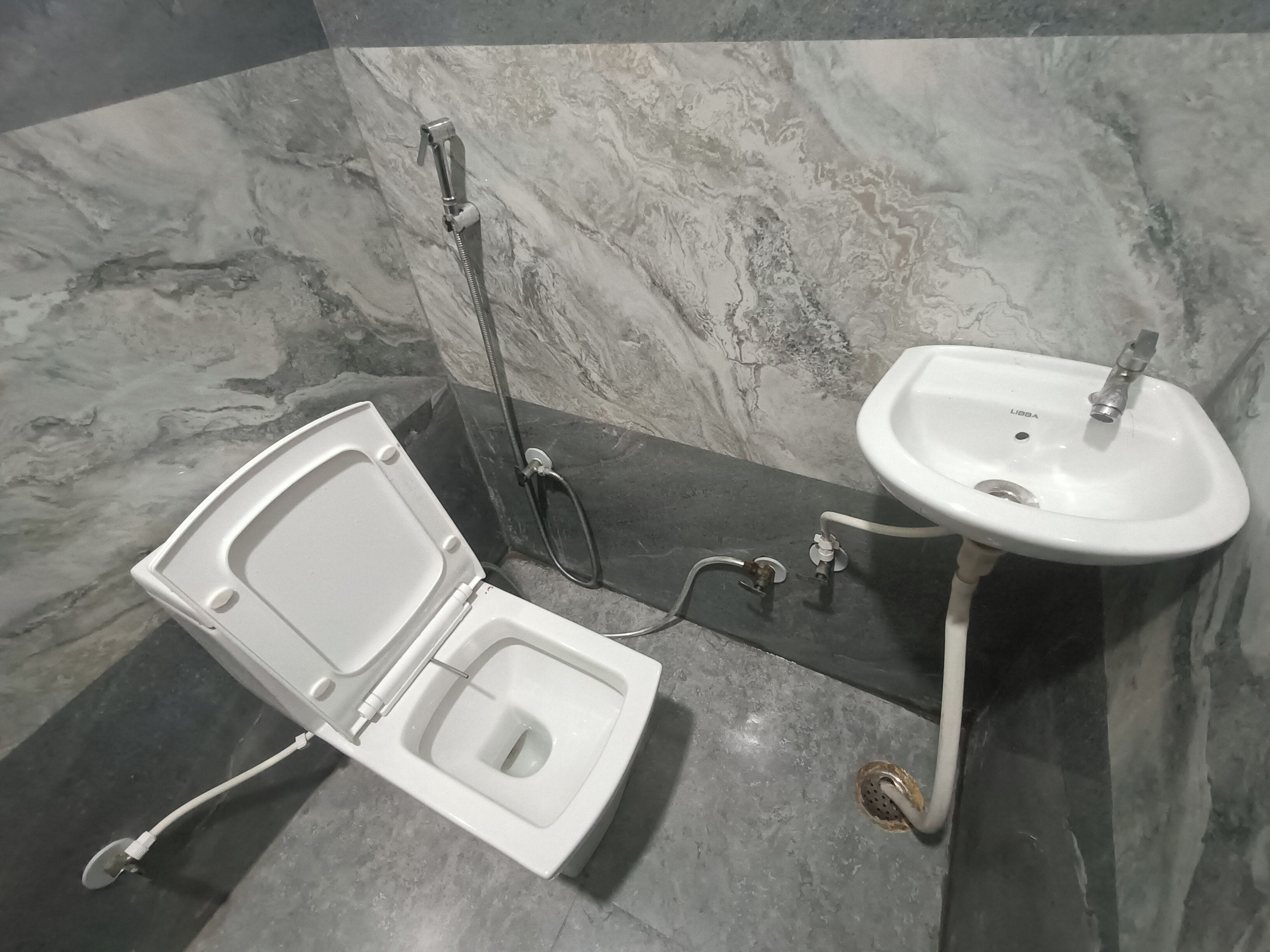 Deluxe Triple Room | Bathroom | Shower, rainfall showerhead, bidet, towels