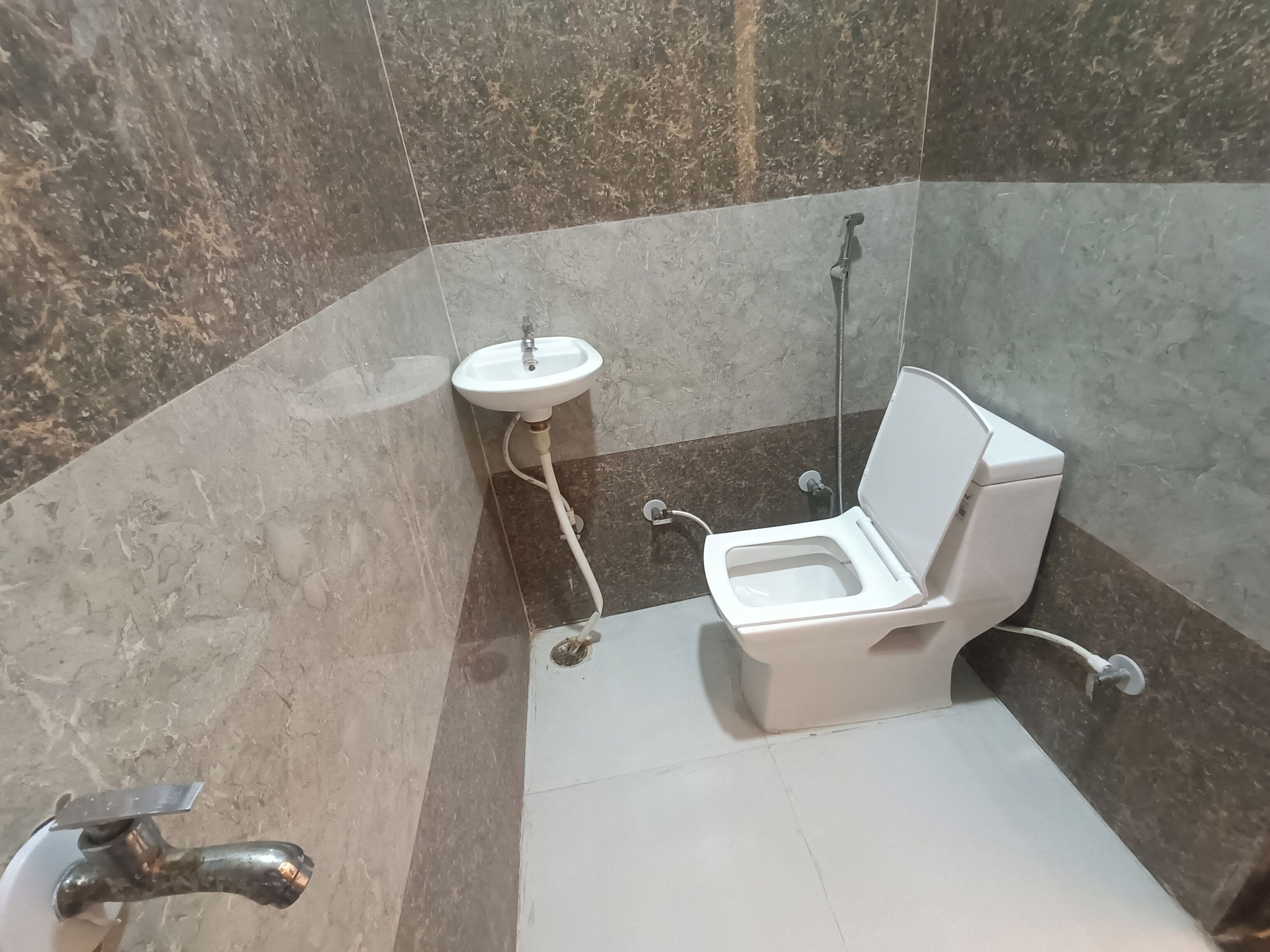 淋浴设施、大花洒淋浴喷头、坐浴桶、毛巾