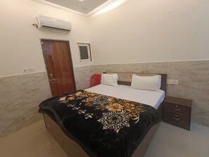 Deluxe Double Room | Premium bedding, desk, laptop workspace, soundproofing - Hotel Krishnam Palace (Vrindavan)