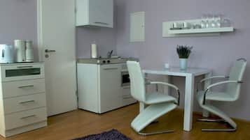 Kühlschrank, Mikrowelle, Wasserkocher mit Kaffee-/Teezubehör, Toaster