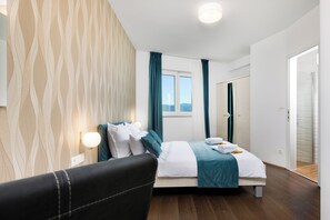 4 bedrooms, iron/ironing board, Internet, bed sheets - Family and child-friendly 5* villa with pool, games and fitness room (KORNIC)