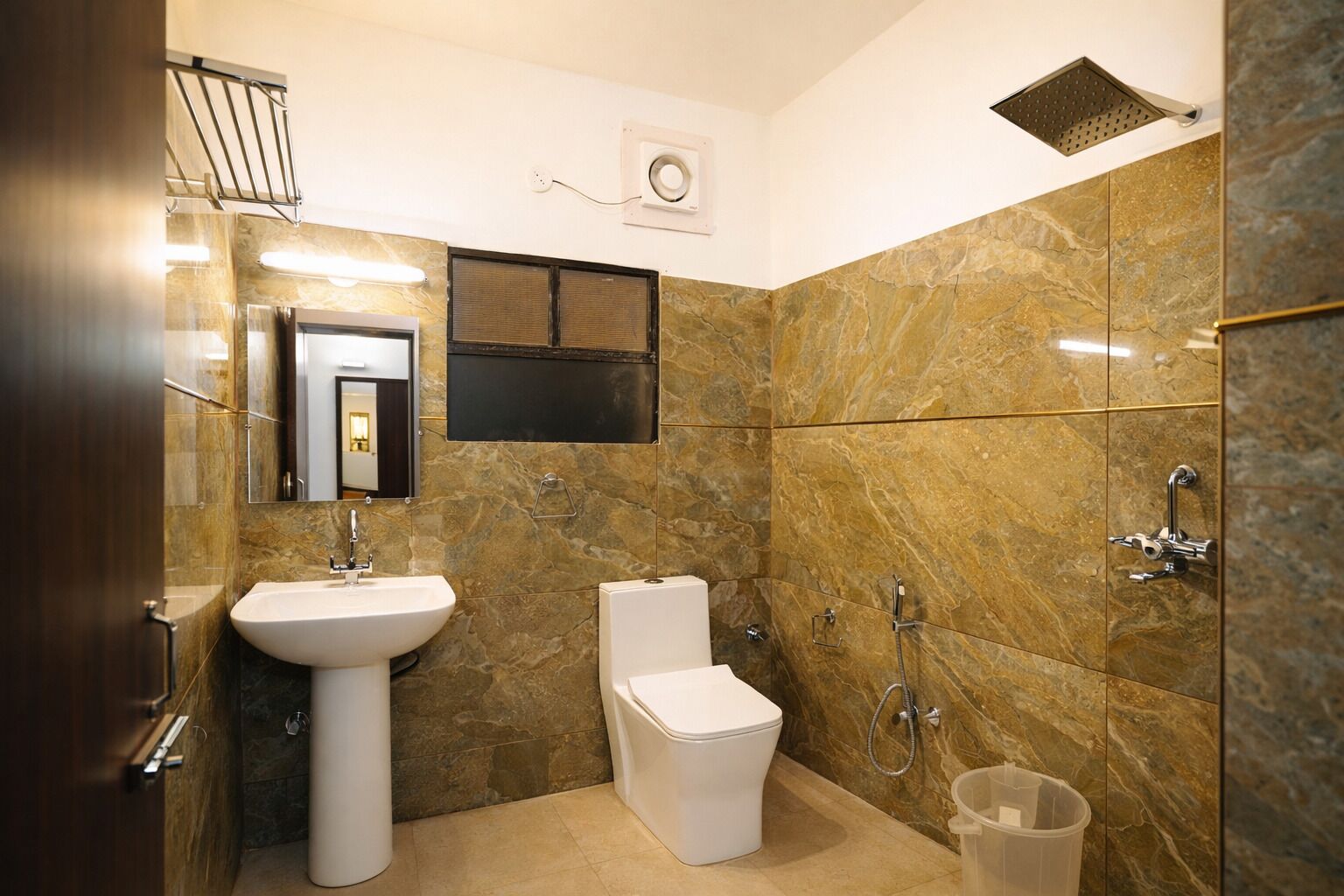 Ein Badezimmer mit Waschbecken, Toilette, Dusche und Spiegel.