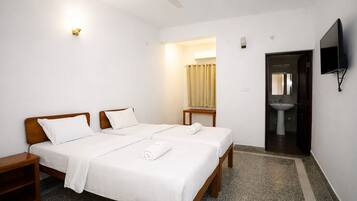 Ropa de cama de alta calidad, muebles diferentes y cortinas blackout