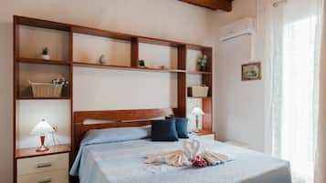 Een strijkplank/strijkijzer, wifi, beddengoed