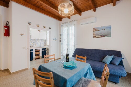Apartment 'Casa Del Pescatore' with Balcony, Wi-Fi and Air Conditioning