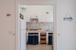 Een koelkast, een microgolfoven, een kookplaat