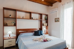 Een strijkplank/strijkijzer, wifi, beddengoed