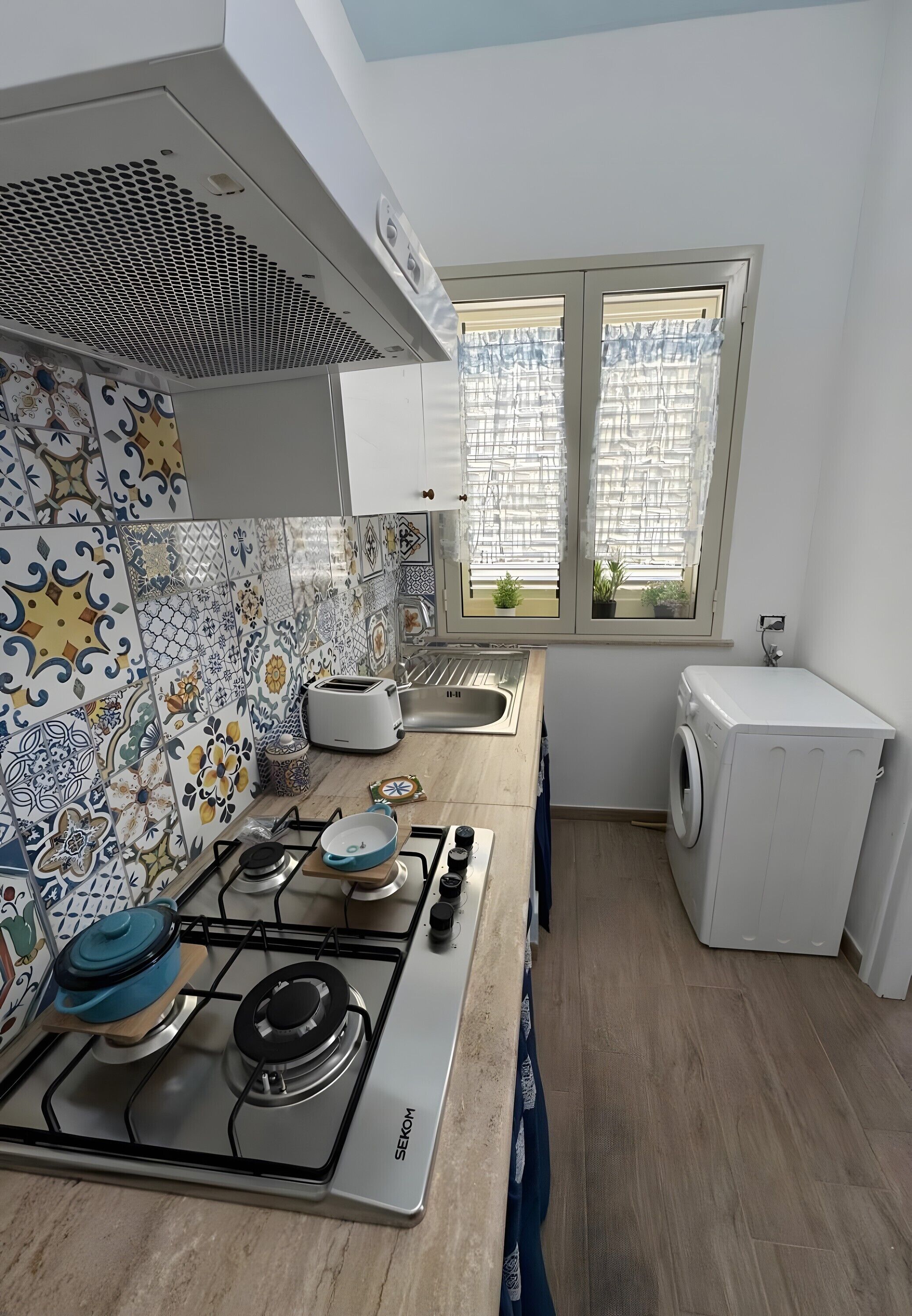 冷蔵庫、電子レンジ、コンロ、コーヒー / ティーメーカー