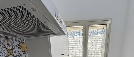 Kjøleskap, mikrobølgeovn, kokeplater og kaffetrakter/tekoker