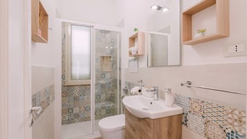 Een douche, een haardroger, handdoeken