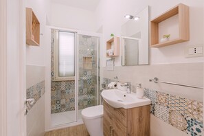 Douche, sèche-cheveux, serviettes fournies