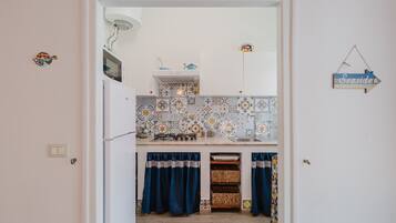 Een koelkast, een magnetron, een kookplaat