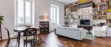 Apartment, 3 Bedrooms, Kitchen, City View | Living area