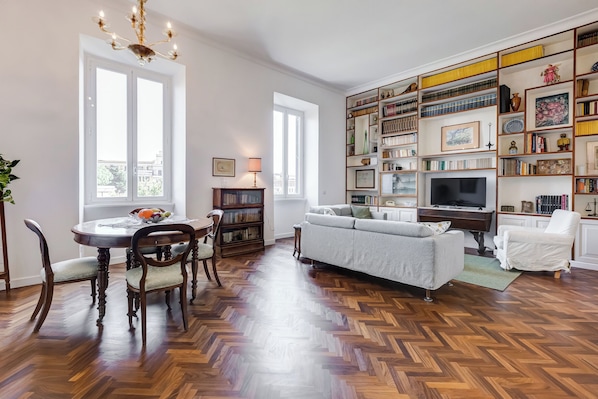 Appartement, 3 chambres, cuisine, vue ville | Coin séjour