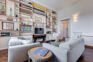 Apartment, 3 Bedrooms, Kitchen, City View | Living area