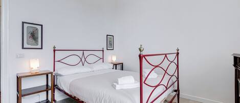 Cubrecamas, tabla de planchar con plancha, wifi gratis y ropa de cama