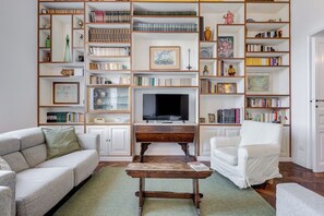 Living area - Elegant 3-Bedroom Apt in Piazza Mazzini (Rome)