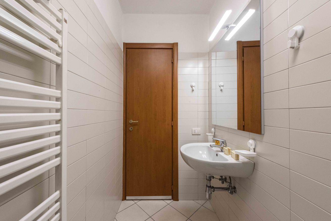 Dusche, Handtücher, Shampoo, Toilettenpapier