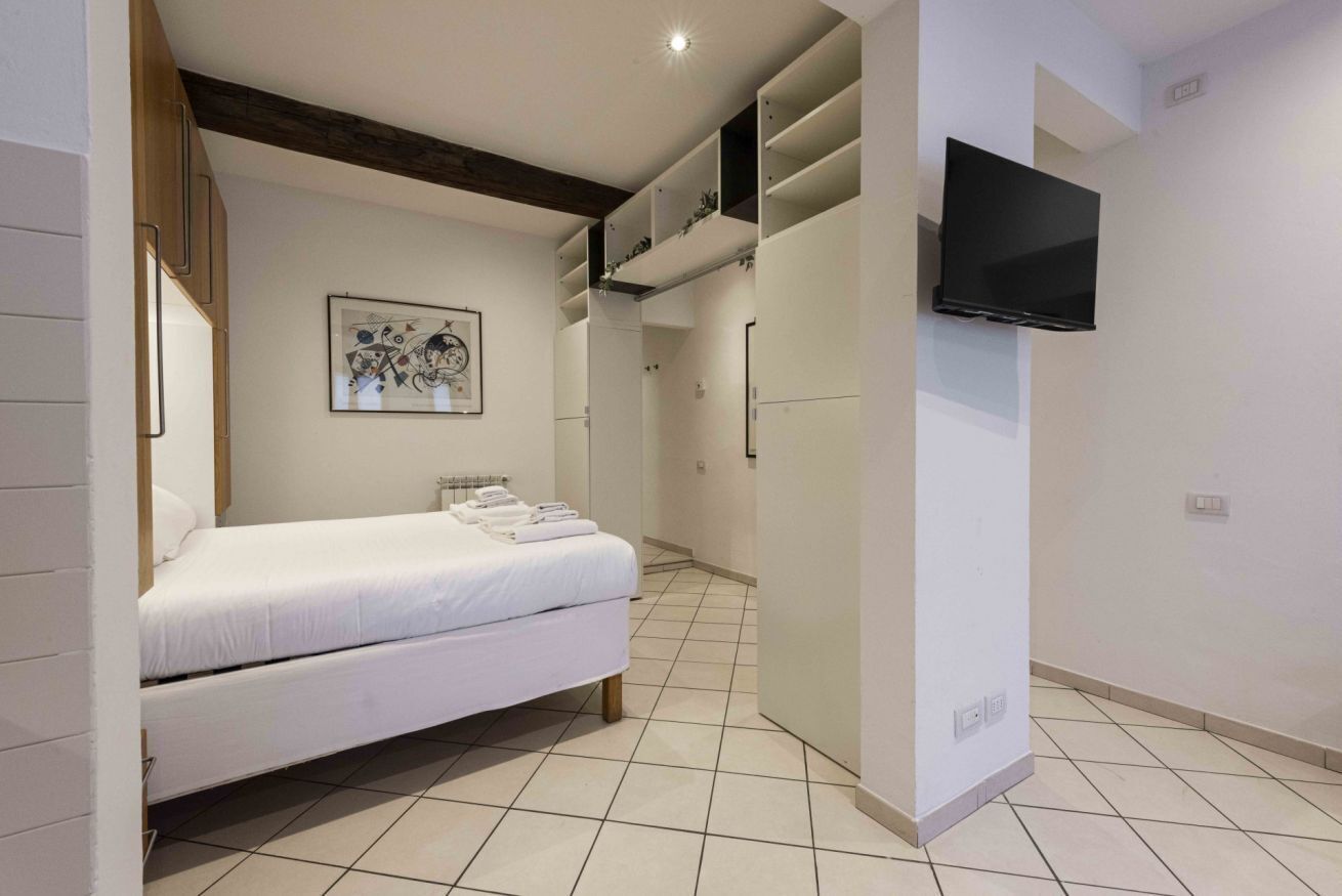 1 chambre, fer et planche à repasser
