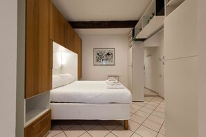 1 chambre, fer et planche à repasser