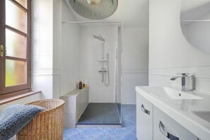 Shower, free toiletries, hair dryer, towels - Casa Lounell: Pool, Spa, Sauna & Games Room in the Tarn Countryside (Graulhet)