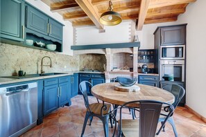 Fridge, microwave, oven, stovetop - Casa Lounell: Pool, Spa, Sauna & Games Room in the Tarn Countryside (Graulhet)