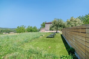 Property grounds - Casa Lounell: Pool, Spa, Sauna & Games Room in the Tarn Countryside (Graulhet)
