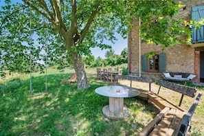 Outdoor dining - Casa Lounell: Pool, Spa, Sauna & Games Room in the Tarn Countryside (Graulhet)