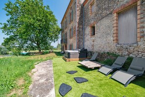 Property grounds - Casa Lounell: Pool, Spa, Sauna & Games Room in the Tarn Countryside (Graulhet)