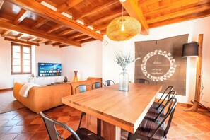Dining - Casa Lounell: Pool, Spa, Sauna & Games Room in the Tarn Countryside (Graulhet)