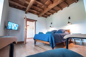 Iron/ironing board, WiFi, bed sheets - Casa Lounell: Pool, Spa, Sauna & Games Room in the Tarn Countryside (Graulhet)