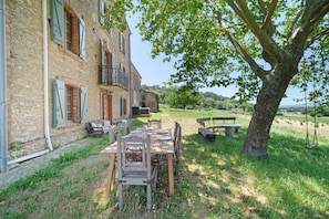 Outdoor dining - Casa Lounell: Pool, Spa, Sauna & Games Room in the Tarn Countryside (Graulhet)
