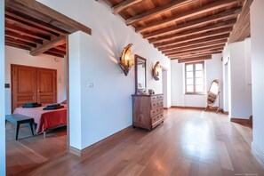 Iron/ironing board, WiFi, bed sheets - Casa Lounell: Pool, Spa, Sauna & Games Room in the Tarn Countryside (Graulhet)