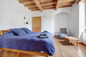 Iron/ironing board, WiFi, bed sheets - Casa Lounell: Pool, Spa, Sauna & Games Room in the Tarn Countryside (Graulhet)