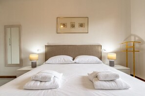 1 slaapkamer, een strijkplank/strijkijzer, gratis wifi, beddengoed