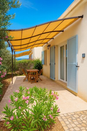 Outdoor dining - Gîte Sous Les Oliviers, a haven of peace near the Gorges du Verdon. (AUPS)