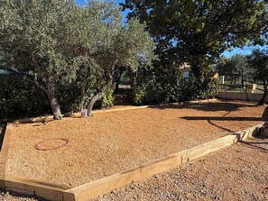 Property grounds - Gîte Sous Les Oliviers, a haven of peace near the Gorges du Verdon. (AUPS)