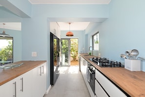 House | 5 bedrooms - Spacious Family Camps Bay Escape Spectacular Views Pool Garden (Cape Town)