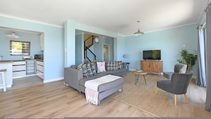 Unclassified image, 3 of 26, button - Spacious Family Camps Bay Escape Spectacular Views Pool Garden (Cape Town)