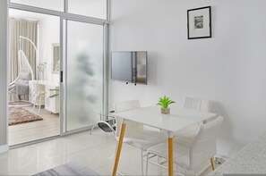 1 bedroom - Charming Central Sea Point Haven 50m to Ocean (Cape Town)