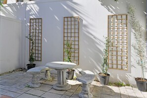 House, Smoking | 1 bedroom - Modern Sea Point Oasis Garden Pool BBQ Gym (Cape Town)