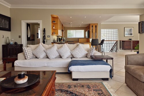 Elegant Camps Bay Villa w Pool 150m to Beach