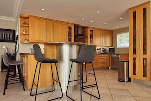 House | 3 bedrooms - Elegant Camps Bay Villa w Pool 150m to Beach (Cape Town)