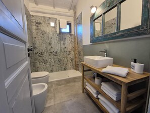 Dusche, Haartrockner, Bidet, Handtücher