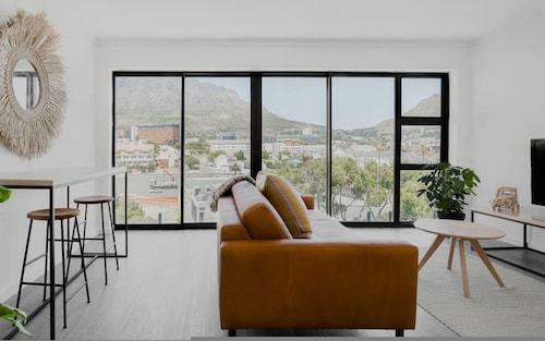 Designer 3 Peaks Apt Stunning Table Mountain Views