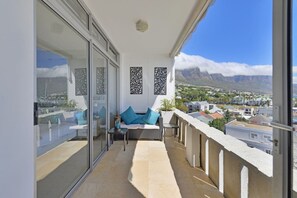 Apartment - Top-floor 2-bed Beachfront Sunny Camps Bay Views (Cape Town)
