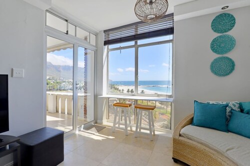 Top-floor 2-bed Beachfront Sunny Camps Bay Views